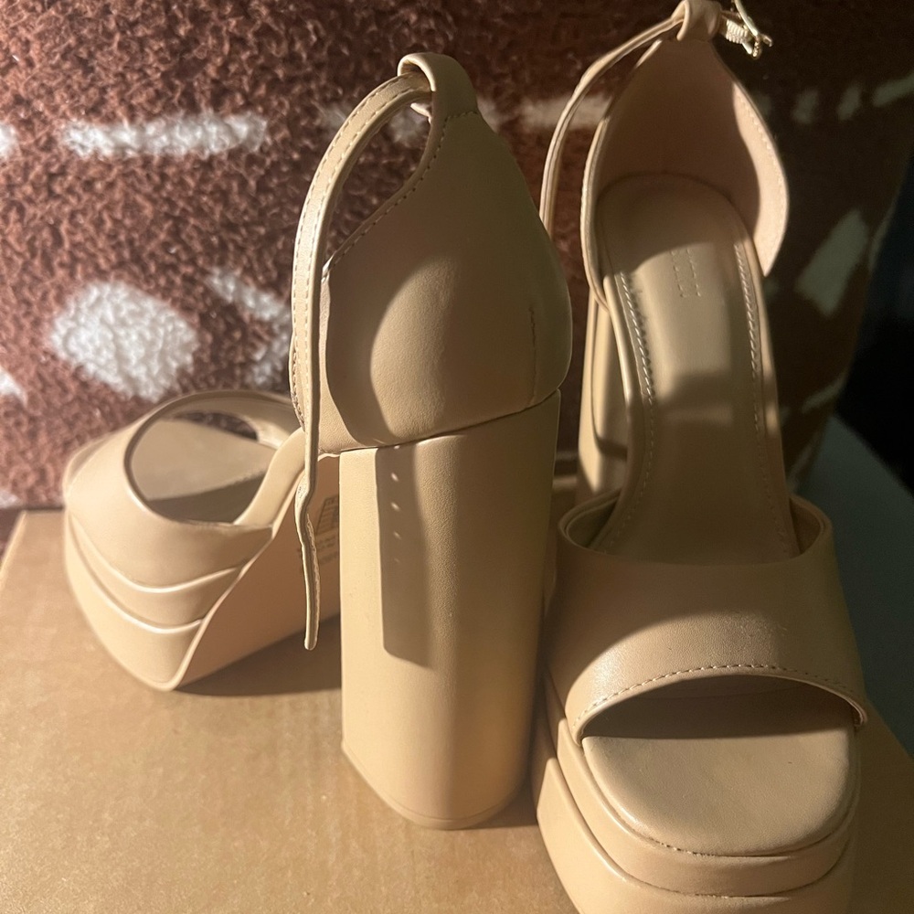 Elegant Beige Platform Heels - Picture 4 of 4